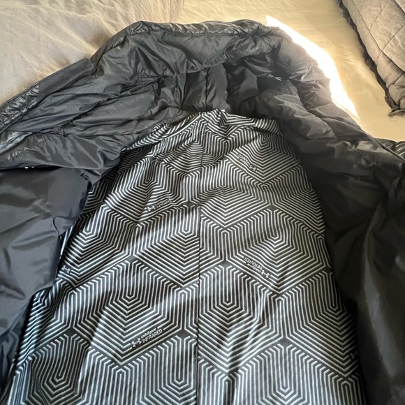 Under Armour Black Puffer Jacket - Picture 4 of 5
